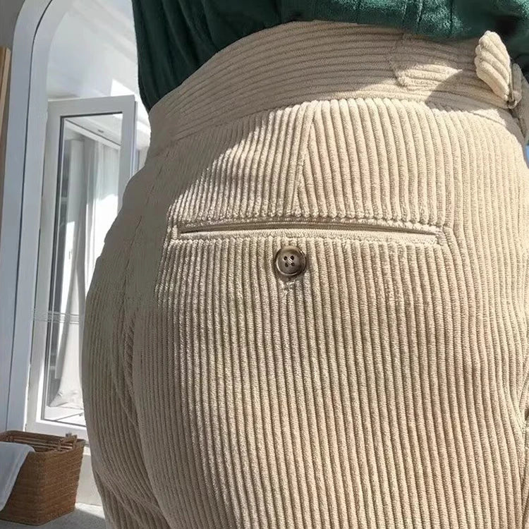Zoom sur l'arrière du pantalon LOXLEY beige en velours côtelé, avec une coupe slim moderne et une ceinture ajustable. Poches discrètes et élégantes.