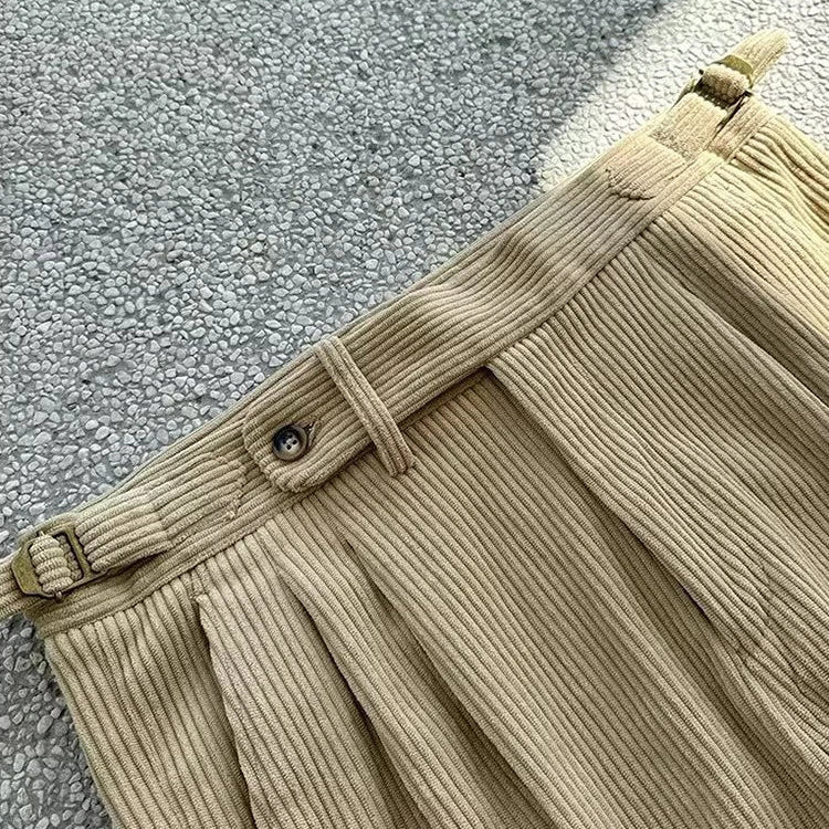 Zoom détaillé sur la texture velours côtelé du pantalon LOXLEY beige, avec un accent sur la qualité du tissu, les poches discrètes et la ceinture ajustable pour un ajustement parfait, dans un esprit old money.