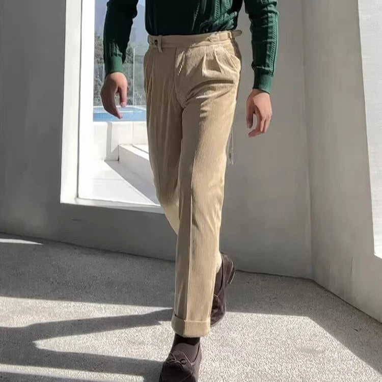 Le pantalon LOXLEY beige en velours côtelé, avec une coupe slim et une ceinture ajustable. Idéal pour un look élégant et moderne, il assure confort et style.