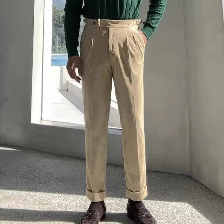 Le pantalon LOXLEY café en velours côtelé avec une coupe slim. Zoom sur la ceinture ajustable intégrée, garantissant un maintien parfait et une silhouette élégante.