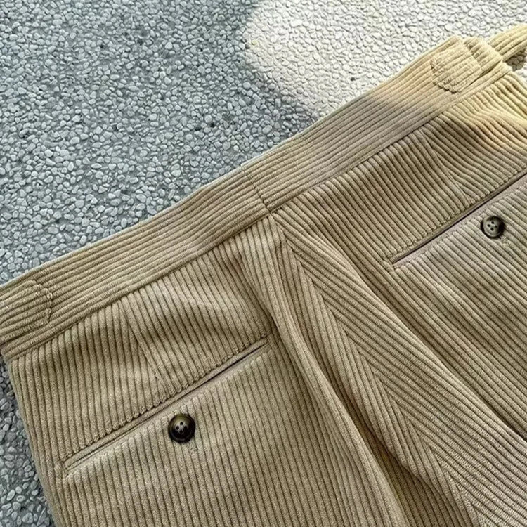 Zoom sur la matière velours côtelé du pantalon LOXLEY beige. Détail sur la douceur et la résistance du tissu, avec les poches discrètes et la ceinture ajustable intégrée, pour un confort optimal et un style old money.