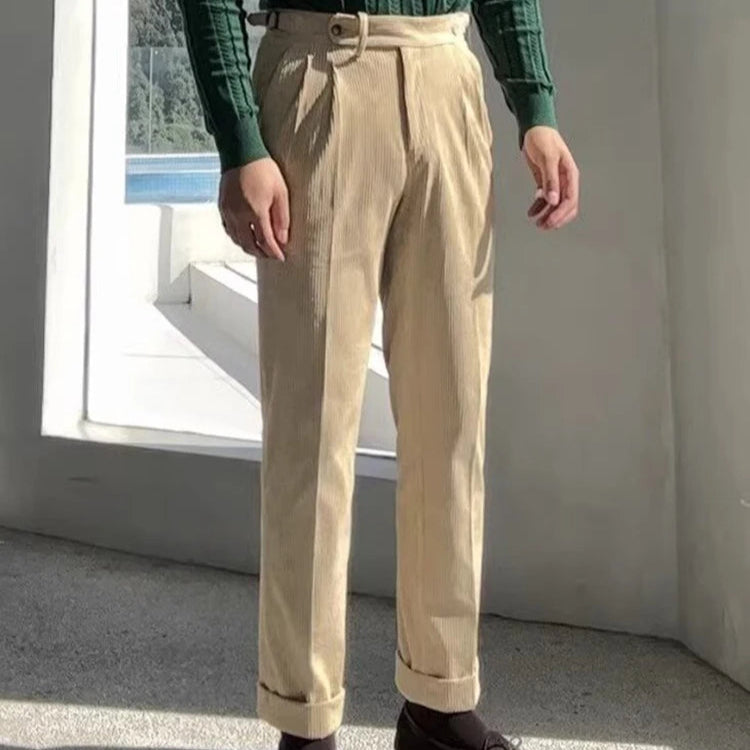 Zoom sur la coupe slim du pantalon LOXLEY beige, avec sa texture velours côtelé qui apporte une élégance discrète. La ceinture ajustable assure un confort personnalisé et un style old money.