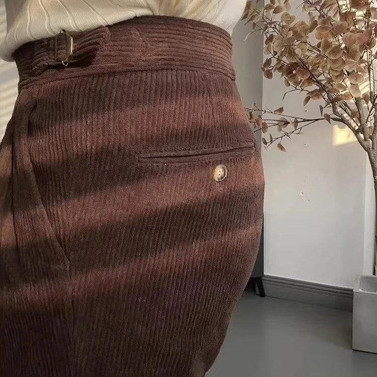 Vue détaillée du dos du pantalon LOXLEY marron en velours côtelé. La finition soignée et la coupe slim apportent une touche de raffinement à ce modèle intemporel, parfait pour un look old money. Poches discrètes et élégantes.