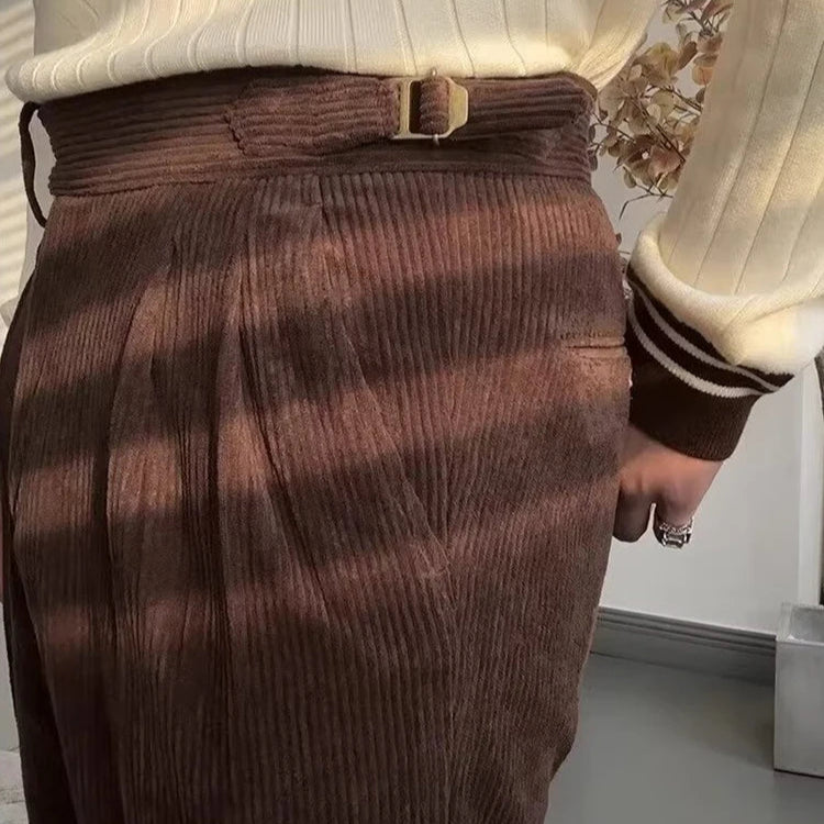 “Le pantalon LOXLEY vert en velours côtelé de qualité supérieure, avec sa coupe slim qui structure la silhouette. La ceinture ajustable assure un maintien optimal et élégant.