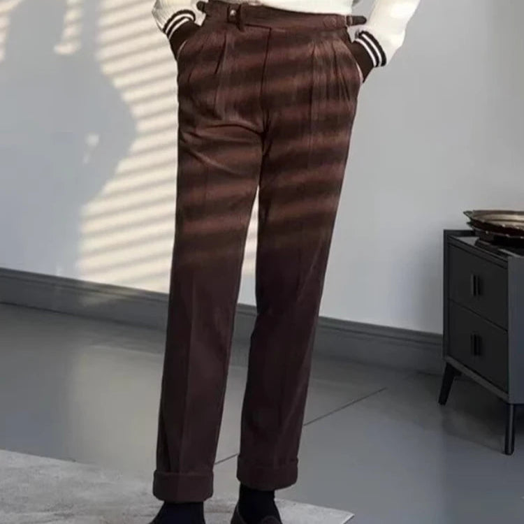 Le pantalon LOXLEY café en velours côtelé avec une coupe slim. Zoom sur la ceinture ajustable intégrée, garantissant un maintien parfait et une silhouette élégante.