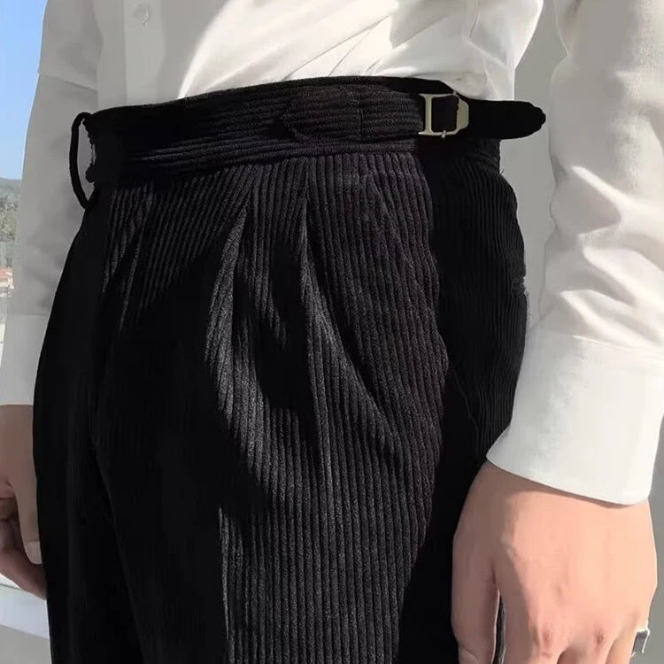 Vue de côté du pantalon LOXLEY noir en velours côtelé, mettant en avant la coupe slim moderne et la ceinture ajustable pour un ajustement personnalisé et une silhouette parfaite.
