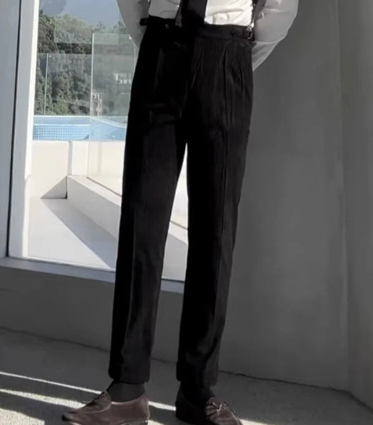 Le pantalon LOXLEY noir en velours côtelé, coupe slim et ceinture ajustable. La matière douce et résistante assure confort et élégance, pour un look old money raffiné et intemporel.