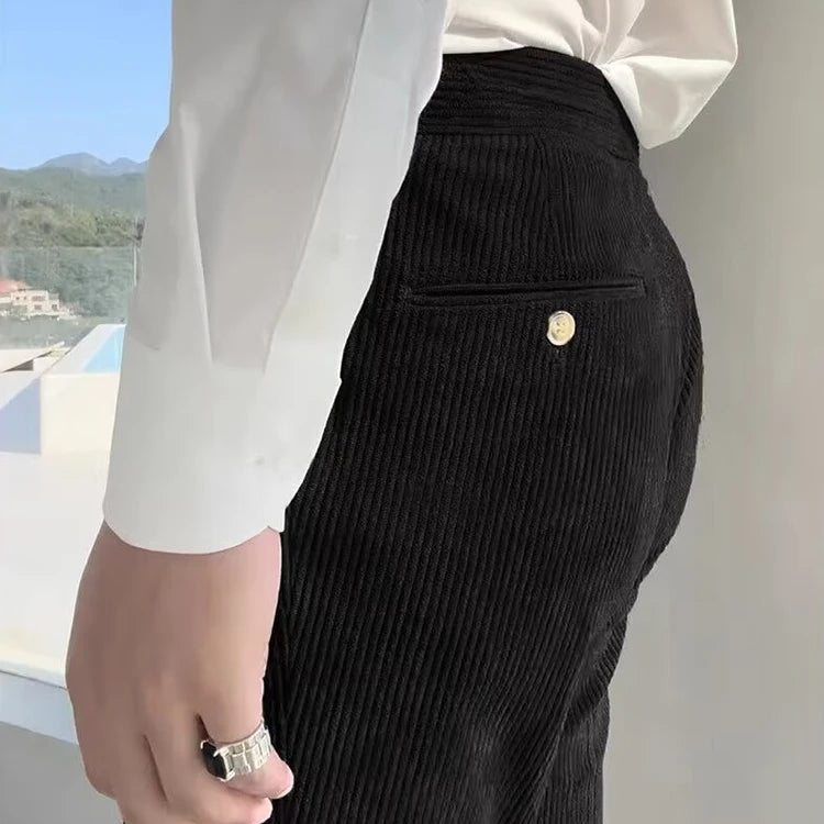 Le pantalon LOXLEY noir en velours côtelé vue de profil, avec sa coupe slim moderne. Le velours côtelé doux et résistant assure un confort tout au long de la journée, pour un look old money. Poches discrètes et élégantes.