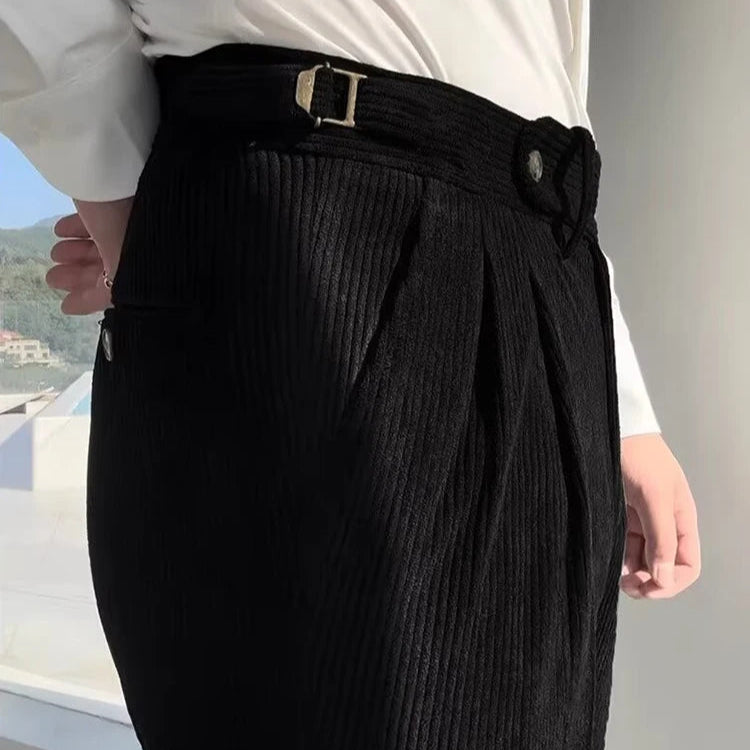 Le pantalon LOXLEY noir en velours côtelé avec sa ceinture ajustable intégrée. Un confort inégalé et un style raffiné grâce à la coupe slim et la matière de haute qualité.