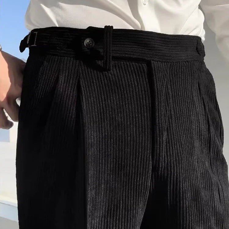 Zoom sur le pantalon LOXLEY noir en velours côtelé, coupe slim et ceinture ajustable. La matière douce et résistante assure confort et élégance, tandis que la coupe moderne sublime la silhouette.