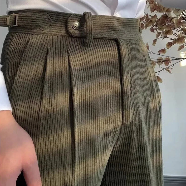 Zoom sur la matière velours côtelé du pantalon LOXLEY vert. La coupe slim met en valeur la silhouette tout en assurant un confort optimal grâce à la ceinture ajustable.