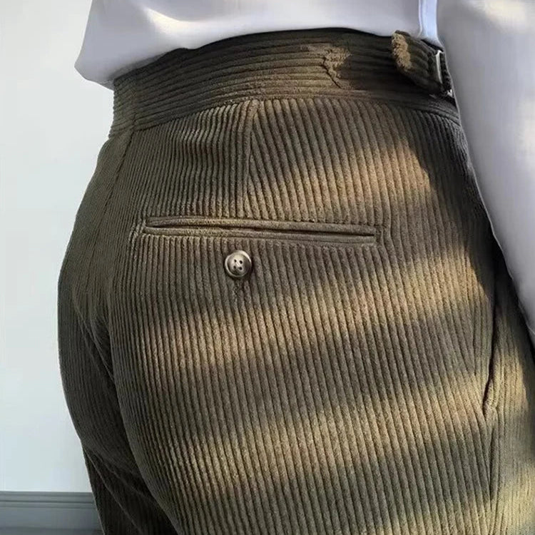 Zoom de dos du pantalon LOXLEY vert en velours côtelé. La coupe slim s’ajuste parfaitement à la silhouette. Les poches sont discrètes et élégantes.