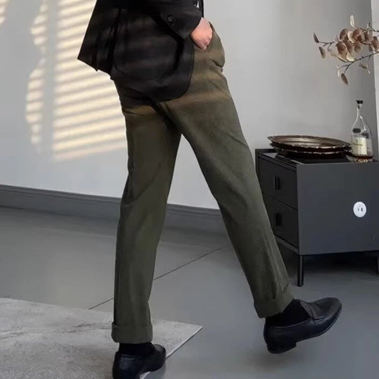 Le pantalon LOXLEY vert en velours côtelé, avec une coupe slim et une ceinture ajustable pour un ajustement parfait. Un look élégant et confortable au quotidien.