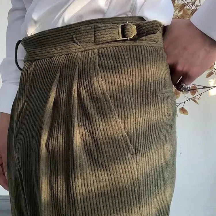 Zoom sur le bas du pantalon LOXLEY vert en velours côtelé. La coupe slim s’ajuste parfaitement à la silhouette, tandis que la ceinture ajustable assure un confort optimal.