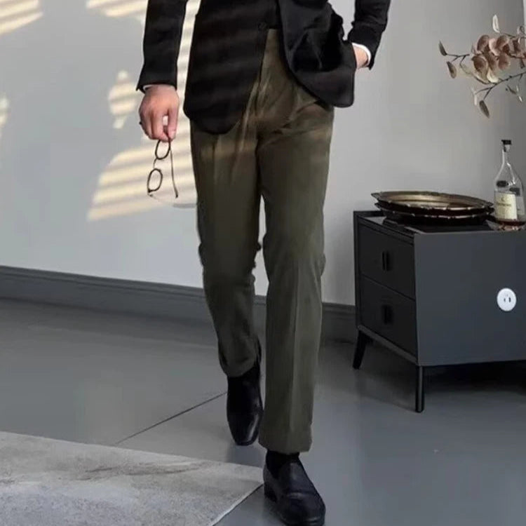 Le pantalon LOXLEY vert en velours côtelé haut de gamme, avec sa coupe slim et sa ceinture ajustable pour un confort optimal et un ajustement parfait, dans un esprit old money élégant.