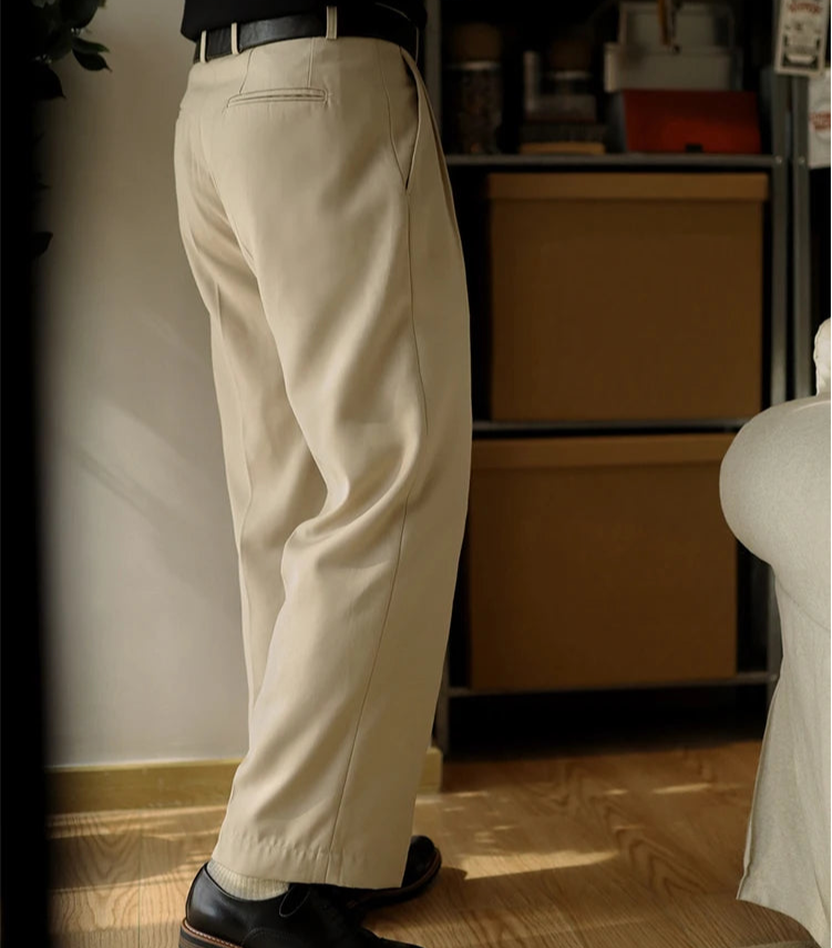Focus sur la matière légère et respirante du pantalon SLOANE beige vue de dos, garantissant un confort toute la journée. La coupe droite et fluide crée une silhouette élégante et moderne.