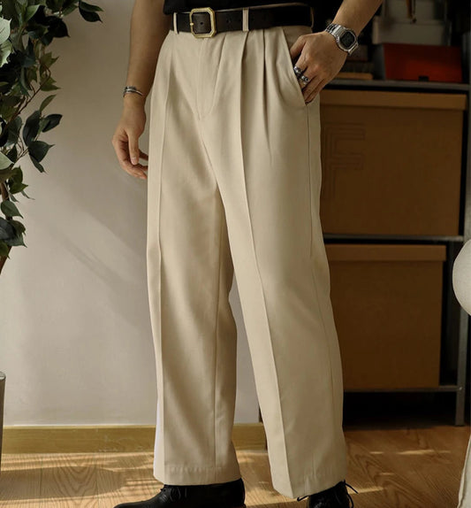 Détail du pantalon SLOANE beige avec son volume ample et ses plis marqués, offrant un équilibre parfait entre élégance et décontraction. La coupe droite assure une silhouette élancée et moderne.