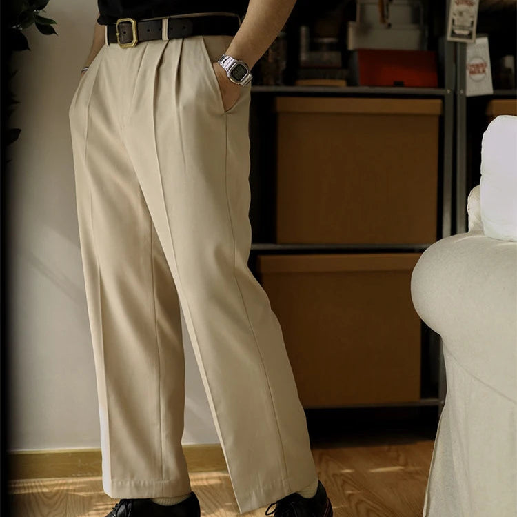 Zoom sur le pantalon SLOANE beige, mettant en valeur sa coupe droite et fluide avec une finition impeccable. Le tissu léger et aérien, idéal pour les journées estivales, garantit un confort optimal.