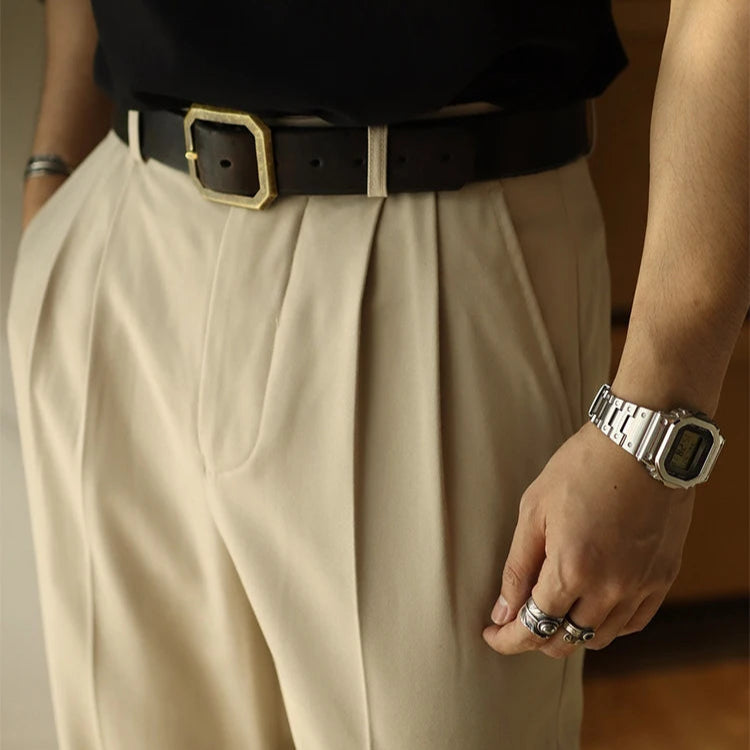 Détail du pantalon SLOANE beige avec son volume ample et ses plis marqués, offrant un équilibre parfait entre élégance et décontraction. La coupe droite assure une silhouette élancée et moderne.