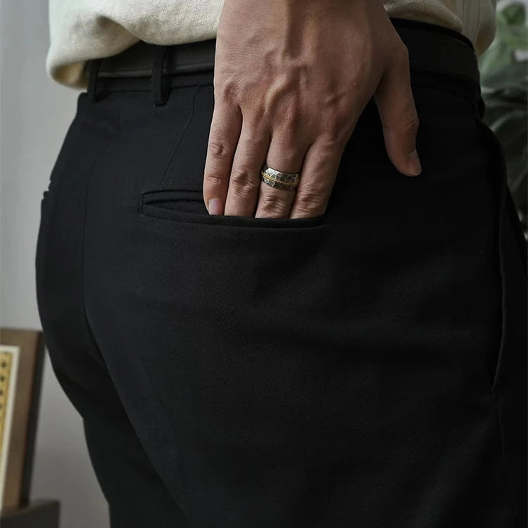 Zoom de dos sur le pantalon SLOANE noir, poches discrètes et élégantes. Un pantalon habillé au style moderne et décontracté, idéal pour diverses occasions.