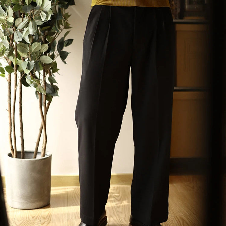 Vue du pantalon SLOANE noir, avec sa coupe droite ample et ses plis marqués, pour une silhouette élégante et structurée. Le tissu respirant assure un confort de longue durée.