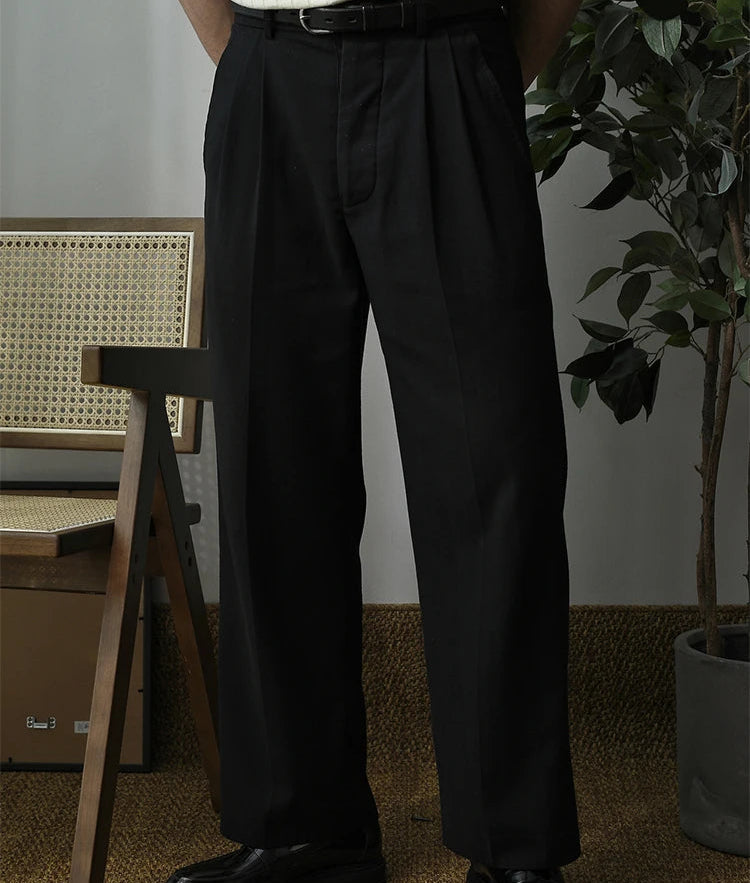 Pantalon SLOANE noir, avec son volume ample et ses plis marqués, offrant une allure chic et décontractée. La coupe droite et fluide met en valeur la silhouette tout en garantissant une grande liberté de mouvement.