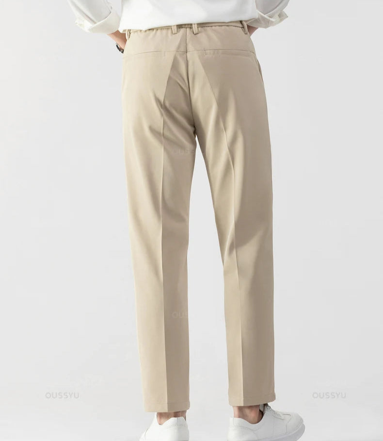 Vue arrière du pantalon VAUBERT beige. Coupe élégante et tombé impeccable