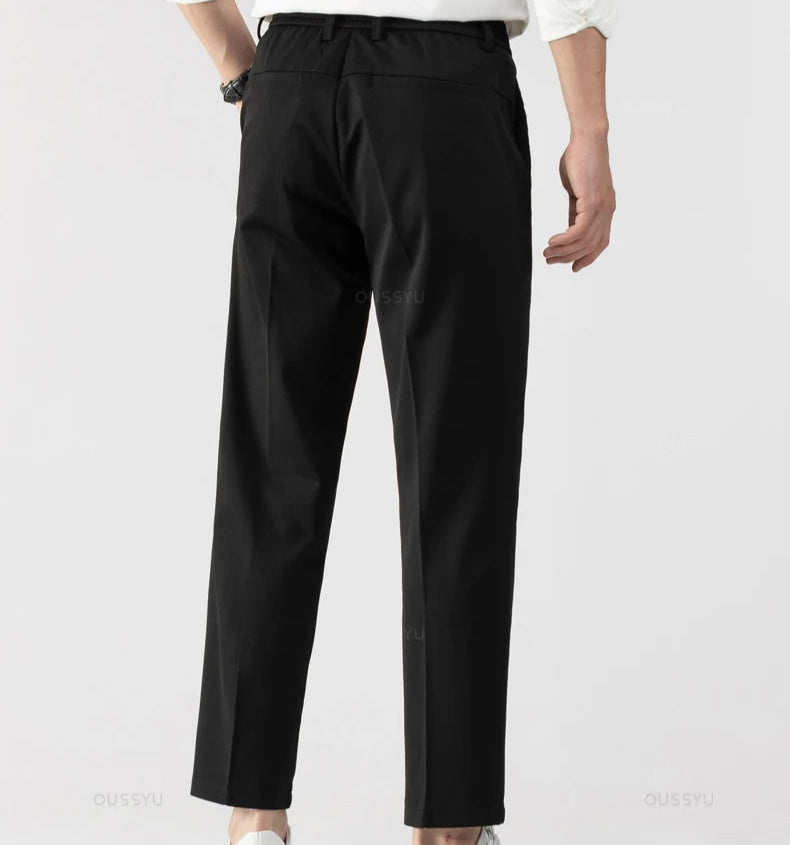 Pantalon VAUBERT noir vu de dos. Élégance intemporelle avec des finitions soignées