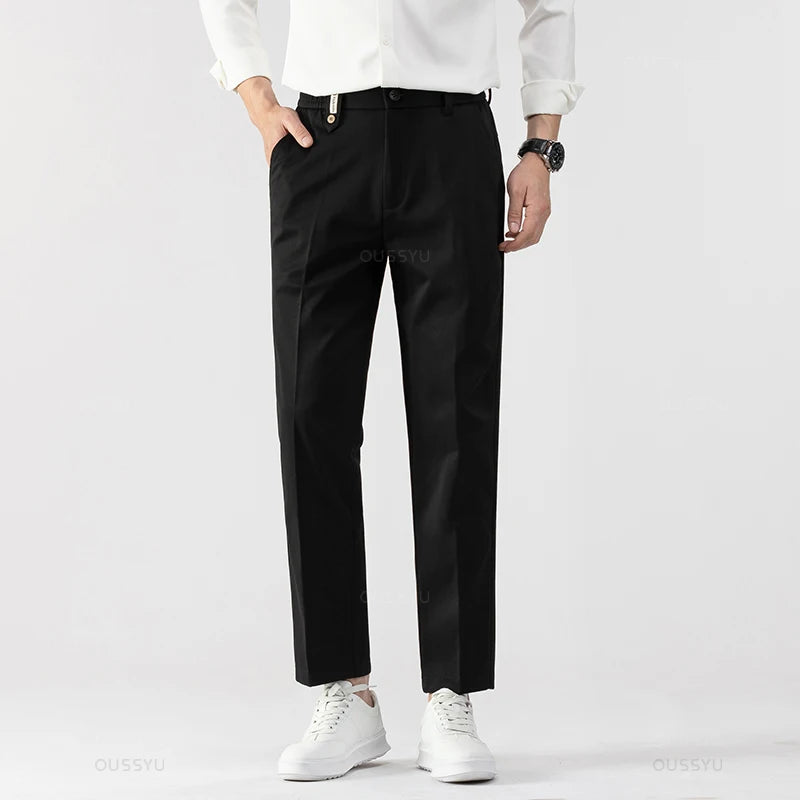 Détail du tombé impeccable du pantalon VAUBERT noir. Une coupe travaillée pour une silhouette parfaite