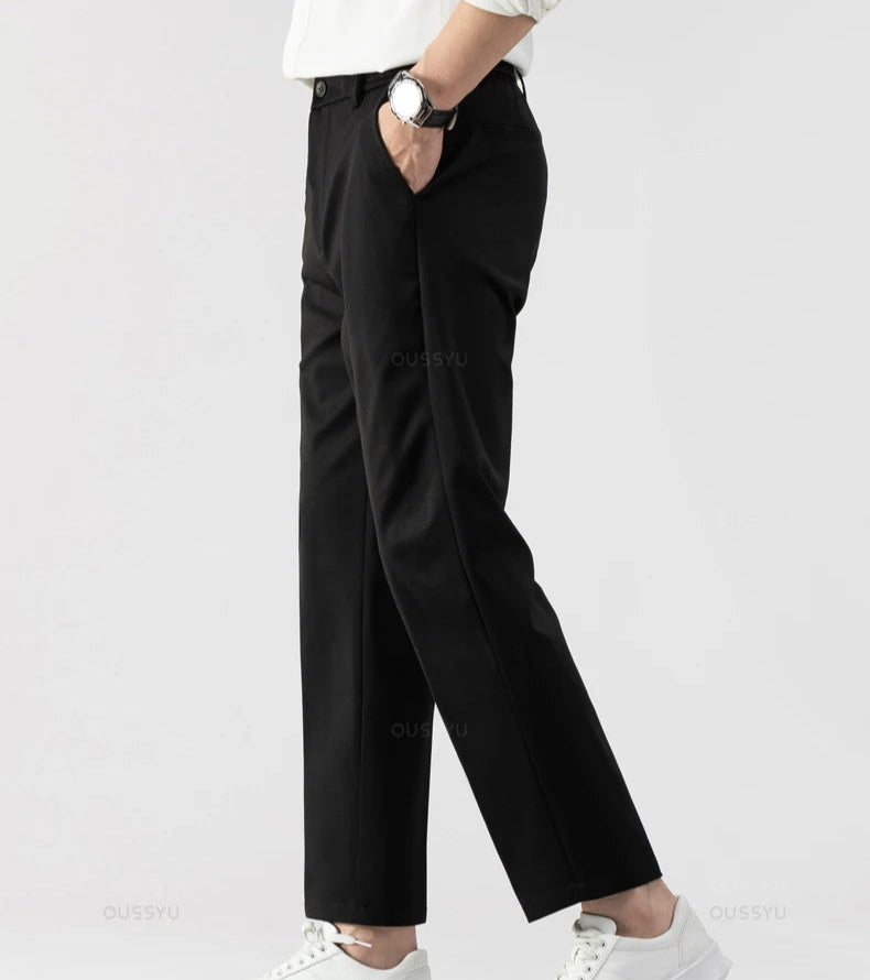 Vue latérale du pantalon VAUBERT noir. Tombé fluide et coupe structurée