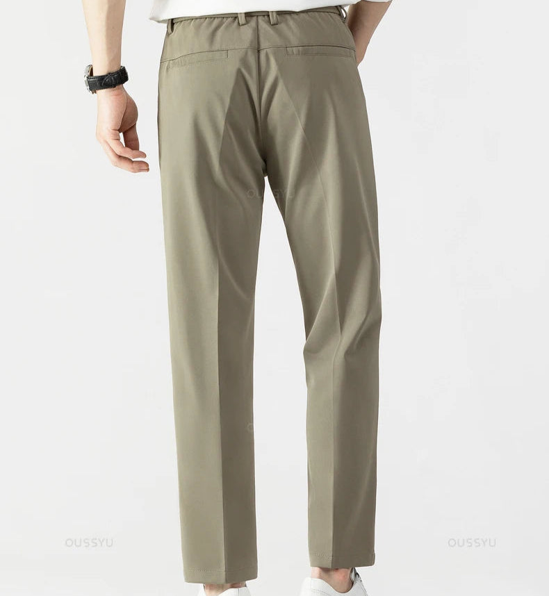 Dos du pantalon VAUBERT kaki. Silhouette structurée et confort extensible