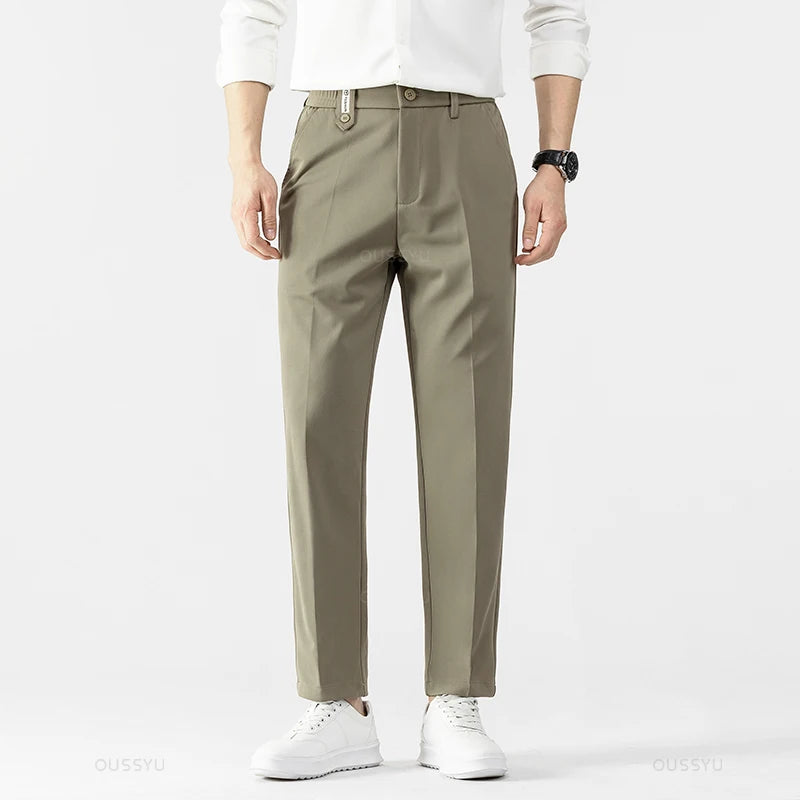 Gros plan sur le tissu fluide du pantalon VAUBERT kaki. Élégance et légèreté
