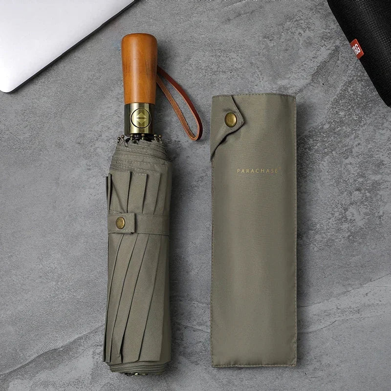 Détail du parapluie kaki fermé avec manche en bois élégant et tube en alliage d’aluminium, idéal pour les intempéries