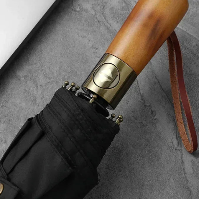 Détail du parapluie noir, montrant le manche en bois de haute qualité et du mécanisme d'ouverture de luxe