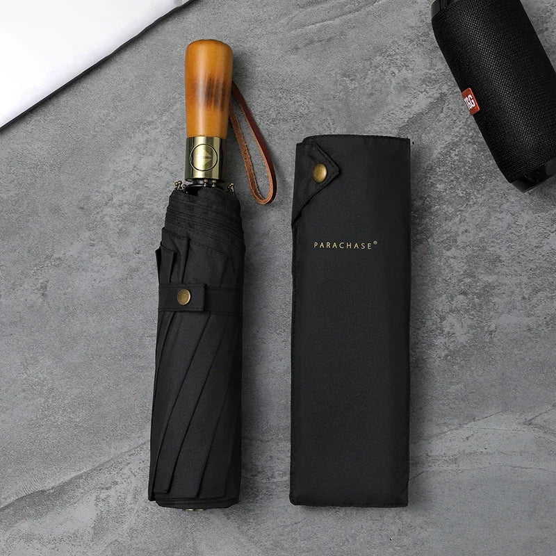 Zoom sur le parapluie noir automatique à trois volets, avec manche en bois et tissu pongé doux, squelette en fibre de verre et tube en alliage d’aluminium