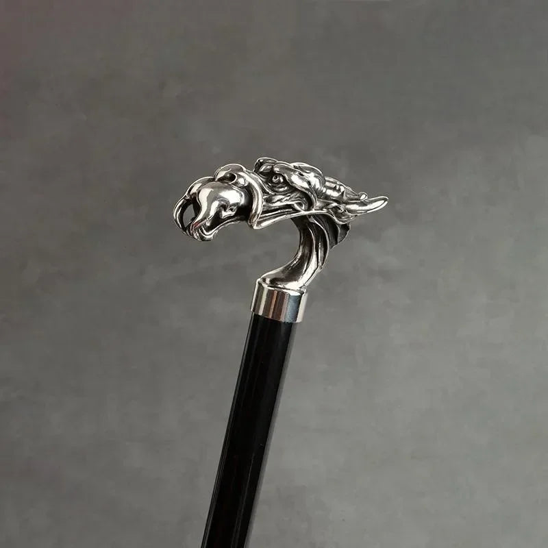 Zoom sur les détails du parapluie sceptre à tête de dragon argenté, cadre 8K en aluminium, protection contre le soleil et la pluie, manche argenté pour un look chic et élégant.
