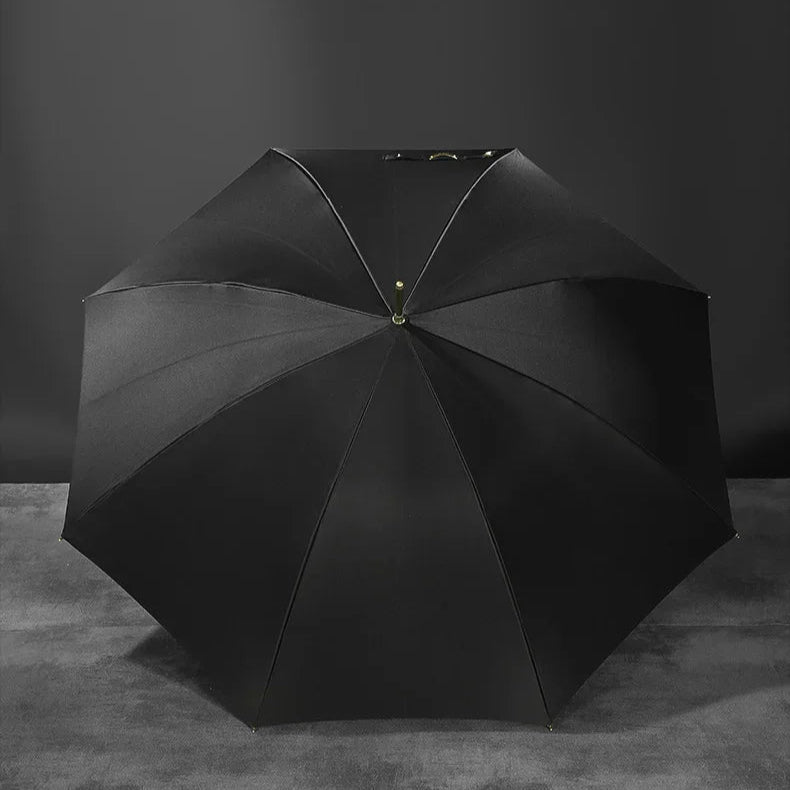 Zoom sur la matière du parapluie de luxe, détail du sceptre à tête d’animal et du cadre en aluminium, design rétro et élégant avec finition or.