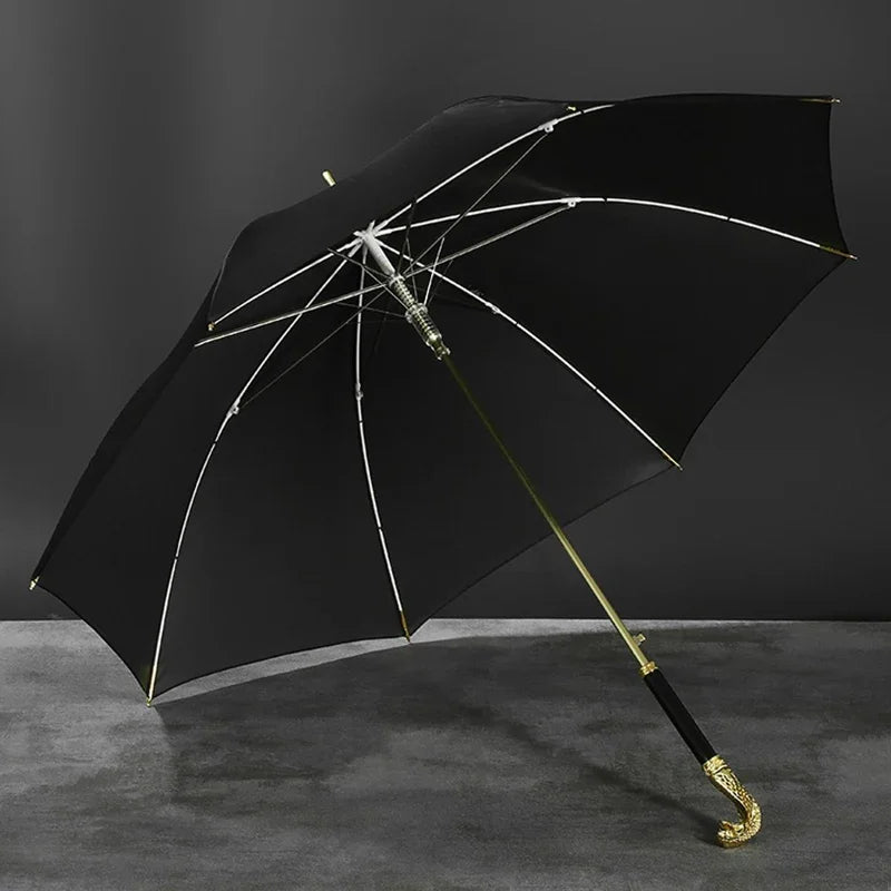 Zoom sur le cadre en aluminium du parapluie de luxe avec sceptre tête de serpent, mettant en valeur la légèreté et la solidité du design. Finition élégante avec poignée en or.