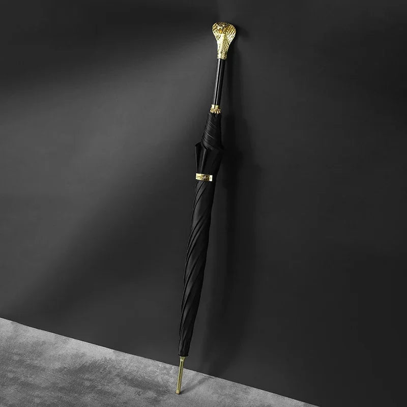 Vue complète du parapluie de luxe avec sceptre tête de serpent, élégant et rétro, disponible avec poignée en or ou argent. Taille parfaite pour une protection contre la pluie et le soleil.