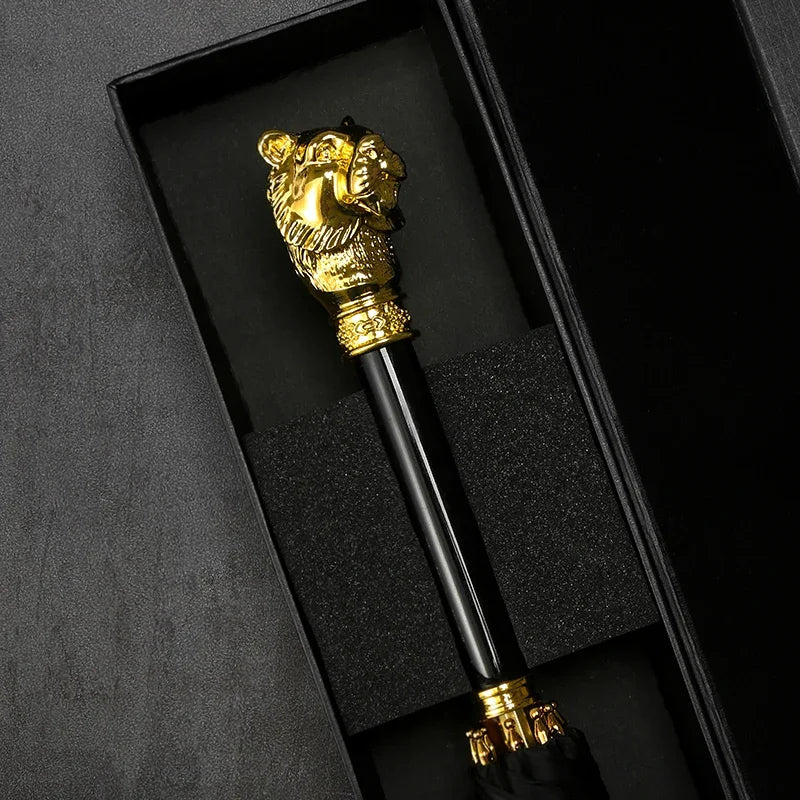 Parapluie de luxe avec sceptre tête de tigre, inspiré du signe astrologique chinois. Design rétro chic avec manche or, symbolisant le courage et la force.