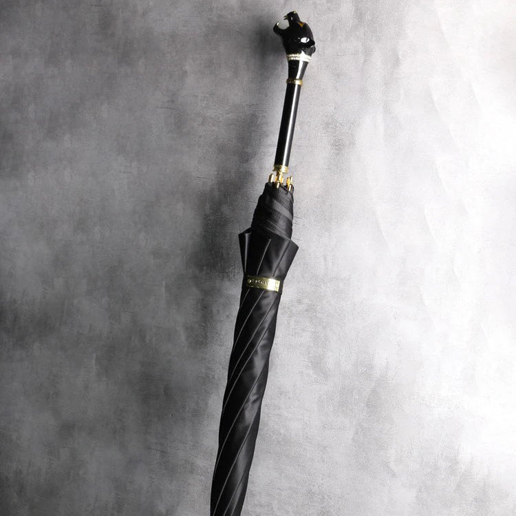 Parapluie à tête de léopard fermé, en position verticale avec son long manche en aluminium, protection contre la pluie et compact pour une portabilité facile