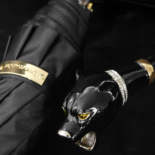 Détail de la tête de léopard sur parapluie de luxe, design créatif avec finition soignée et matériaux résistants, parfait pour les journées venteuses.