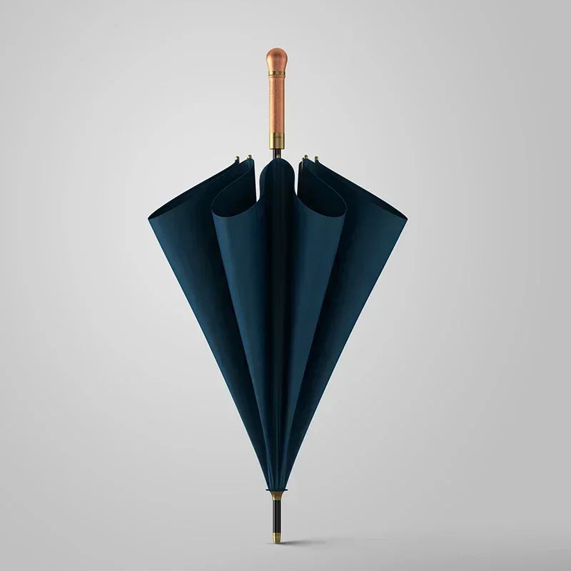 Zoom sur le parapluie en bois bleu marine, tissu pongé haute qualité et finition du manche droit
