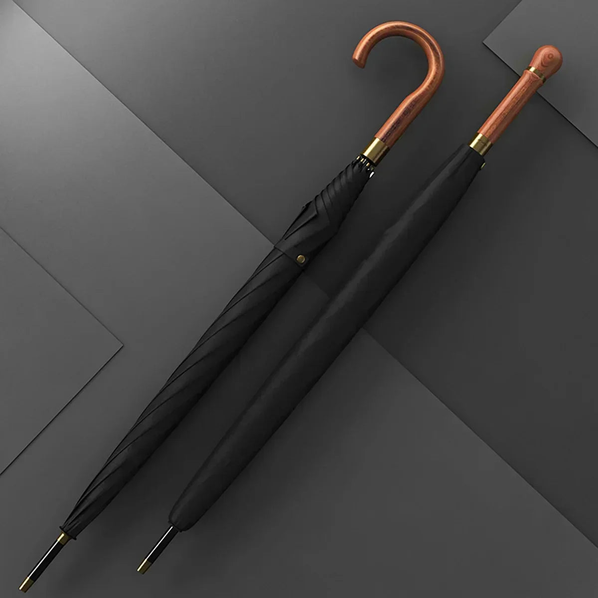 Parapluie noir vintage, zoom sur le manche droit en bois et le tissu imperméable de haute qualité