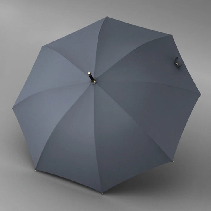 Parapluie gris vintage, gros plan sur le tissu pongé et de sa haute finition et qualité.