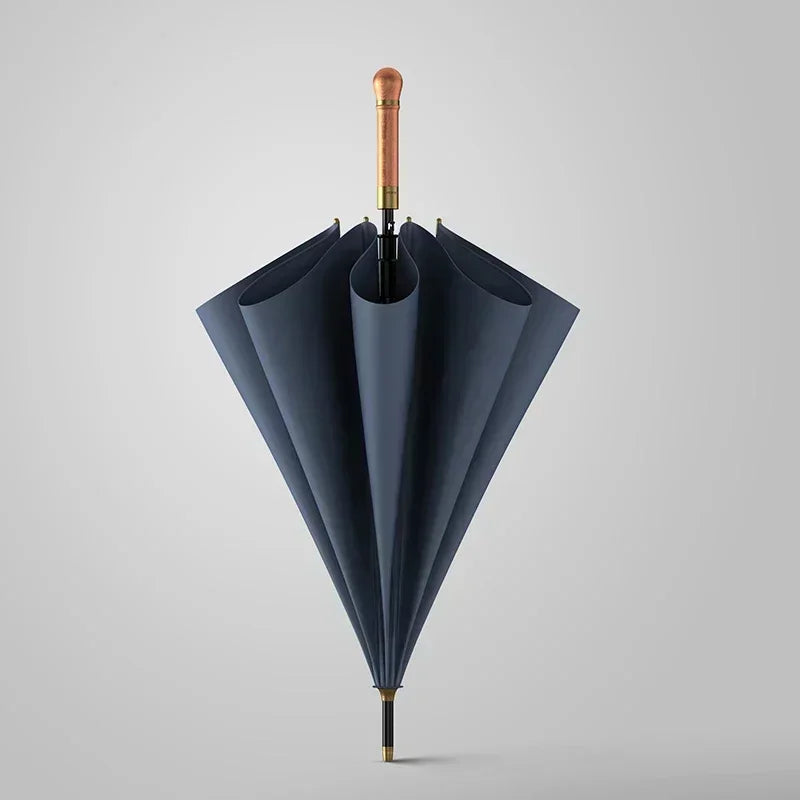Parapluie vintage en bois bleu marine, zoom sur le manche droit en bois et les coutures du tissu de qualité supérieure
