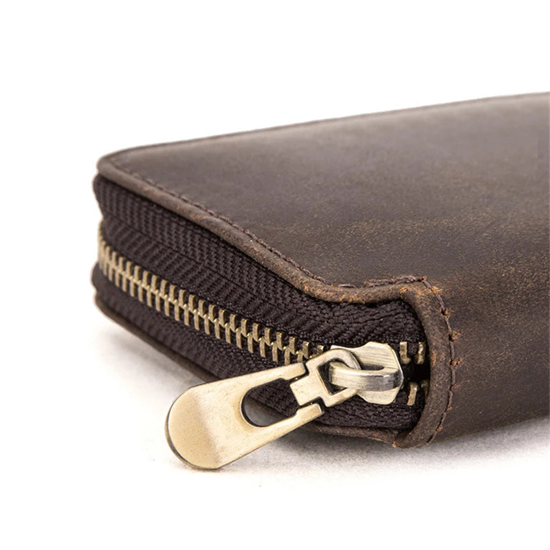 Zoom sur la fermeture éclair de l'étui de luxe en cuir marron, idéal pour transporter et protéger vos montres en toute sécurité