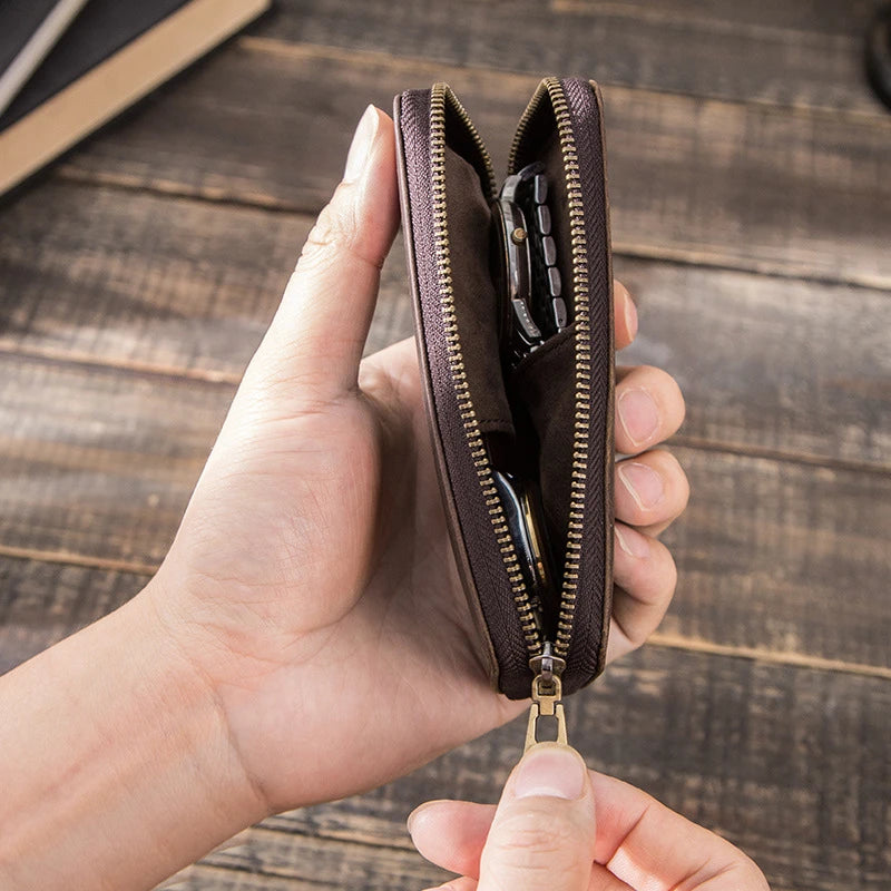 Étui de luxe en cuir marron avec fermeture éclair, idéal pour transporter et protéger vos montres en toute sécurité