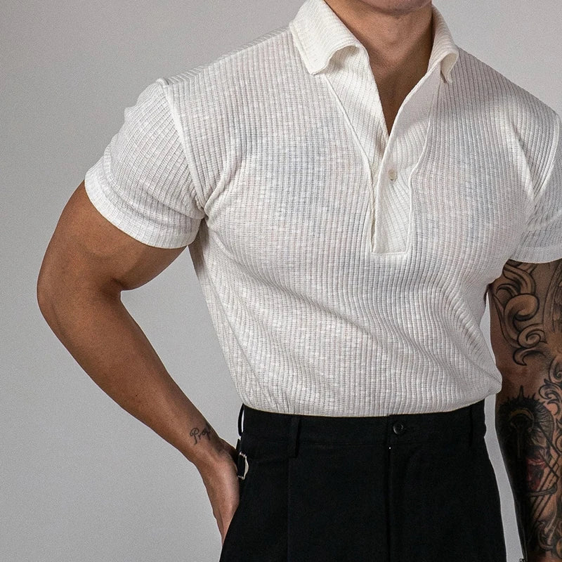 Polo côtelé en tricot porté avec un pantalon de costume, style old money