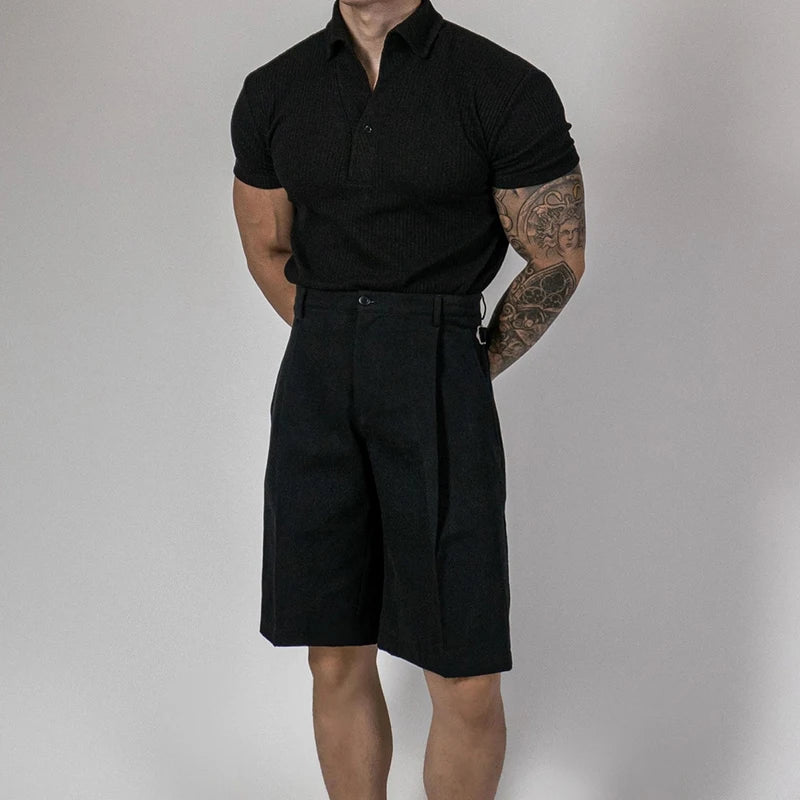 Polo noir côtelé en tricot texturé, style old money, élégant et confortable